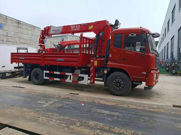 東風天錦國六單橋隨車吊，上裝8噸各類吊機