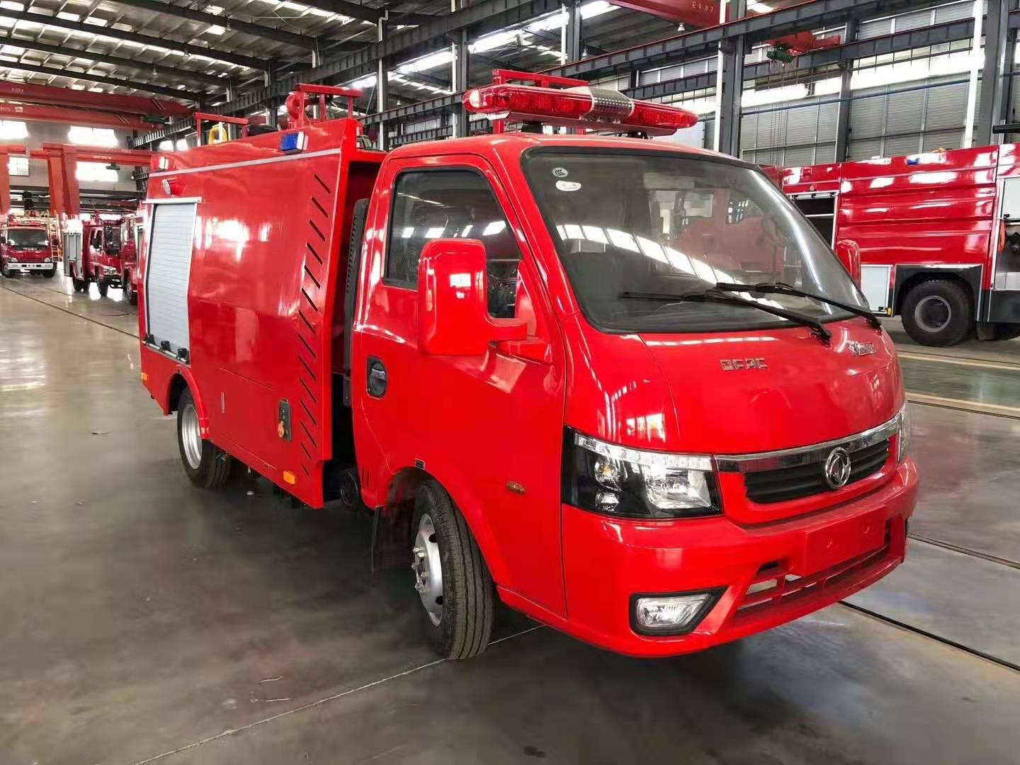 東風途逸1噸水罐消防車